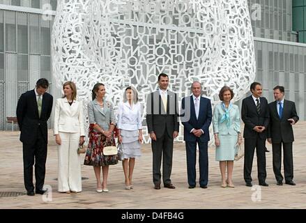 Spaniens König Juan Carlos (4. R), seine Frau Königin Sofia (3. R), Crown Prince Felipe (C), seine Frau Kronprinzessin Letizia (4 L), Infantin Elena (3. L), Prinzessin Cristina (2 L) mit ihrem Ehemann Inaki Urdangarin (L) und spanischen Ministerpräsidenten José Luis Rodriguez Zapatero (2. R), posieren vor Skulptur "Ebro Seele" auf der Weltausstellung "Expo 2008" anlässlich der so cal Stockfoto