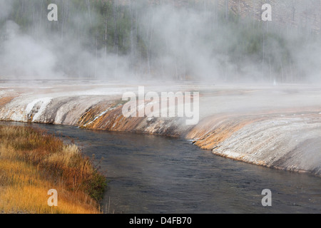 Nebel über Sandbecken und Fluss Stockfoto