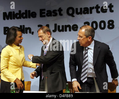 US Staatssekretär Condoleezza Rice, Hohe Vertreterin der Union od für Außen- und Security Policy Javier Solana (C) und der russische Außenminister Sergei Lavrov bei einer Pressekonferenz im Bild "Nahost-Quartett" im Rahmen der "Berliner Konferenz zur Unterstützung der palästinensischen zivilen Sicherheit und Rechtsstaatlichkeit" in Berlin, Deutschland, 24. Juni 2008. Top-Level-Vertreter von 50 Stockfoto