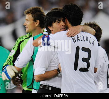 Germany·s Trainer Joachim Loew (C) umarmt Mannschaftskapitän Michael Ballack (R) neben Torhüter Jens Lehmann (L), nachdem das Halbfinale der UEFA EURO 2008 match zwischen Deutschland und der Türkei im St. Jakob-Park Stadion in Basel, Schweiz, 25. Juni 2008. Deutschland gewinnt 3: 2. Foto: Peter Kneffel Dpa + Bitte beachten Sie die UEFA Einschränkungen besonders in Bezug auf Dia-Shows und "No Mobile Services" + + Stockfoto