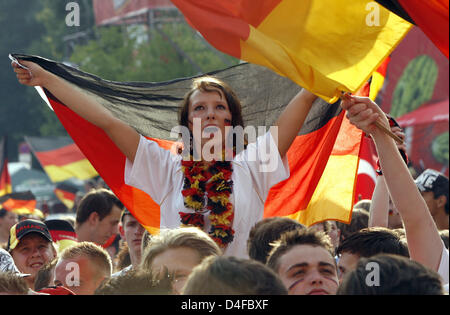 Deutsche Fußball-Fans machen Sie sich bereit für die UEFA EURO 2008 Halbfinale Deutschland Vs Türkei auf der Fanmeile am Brandenburger Tor in Berlin, Deutschland, 25. Juni 2008. Über eine halbe million Fans waren erwartet die live-Übertragung auf einem riesigen Bildschirm. Foto: Rainer Jensen Stockfoto