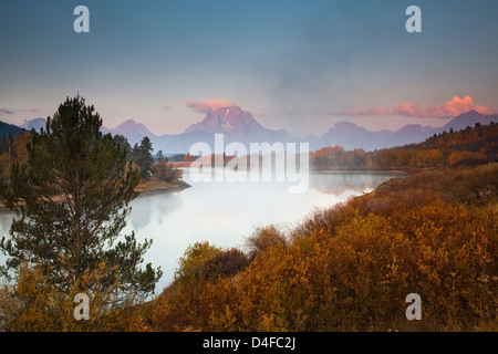 Nebel über Fluss in ländlichen Landschaft Stockfoto