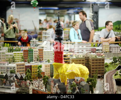 Besucher für das "Miniatur Wunderland" Auge ein Modell des Hamburger "Michel" eingewickelt in eine Deutschland-Flagge in Hamburg, Germany, 26. Juni 2008. Die deutsche Fußball-Mannschaft schlug die Türkei 3: 2 im Halbfinale UEFA EURO 2008 und bewegt sich bis ins Finale am 29. Juni nach Spanien oder Russland. Foto: KAY NIETFELD Stockfoto