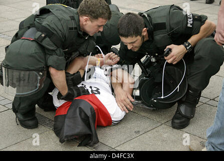 Ein deutsche Fußball "Fan" wird von der Polizei in Stuttgart, Deutschland, 25. Juni 2008 verhaftet. Tausende von deutschen und türkischen Fans versammelt, um die öffentliche Übertragung der UEFA EURO 2008 Halbfinale Deutschland gegen Türkei und Partei vereint zu sehen. Foto: Marijan Murat Stockfoto