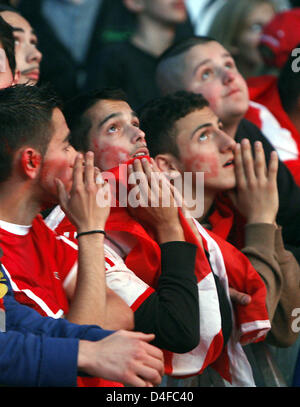 Türkische Fans sehen die UEFA EURO 2008 Halbfinale Deutschland / Türkei bei der öffentlichen Sendung in Hamburg, Deutschland, 25. Juni 2008. Tausende von deutschen und türkischen Fans versammelt, um zu sehen, dass Deutschland Türkei 3: 2 und Partei vereint schlagen. Foto: Marcus Brandt Stockfoto