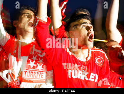 Türkische Fans sehen die UEFA EURO 2008 Halbfinale Deutschland / Türkei bei der öffentlichen Sendung in Hannover, 25. Juni 2008. Tausende von deutschen und türkischen Fans versammelt, um zu sehen, dass Deutschland Türkei 3: 2 und Partei vereint schlagen. Foto: Peter Steffen Stockfoto