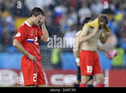 Dmitri Sychev (L) der Russischen Föderation schreit nach der UEFA EURO 2008-Halbfinalspiel zwischen Russland und Spanien im Ernst Happel Stadion in Wien, Österreich, 26. Juni 2008. Schmerzen, 0-3 gewonnen. Foto: Achim Scheidemann Dpa + Bitte beachten Sie die UEFA Einschränkungen besonders im Hinblick auf Dia-Shows und "No Mobile Services" + +++(c) Dpa - Bildfunk +++ Stockfoto