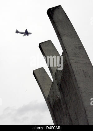 Eine Douglas DC-3 Dakota genannt Rosinenbomber fliegt über das Berliner Luftbrücke Denkmal in der Nähe des Flughafen Tempelhof Berlin, Deutschland, 27. Juni 2008. Viele Veteranen spielte die Festveranstaltung anlässlich des 60. Jahrestags der Berliner Luftbrücke, wenn die sowjetische Rote Armee die Versorgung Wege nach Berlin vom 24. Juni 1948, 12. Mai 1949 abgeriegelt hatte und Versorgung die WWII-Victoriou gehalten wurde Stockfoto