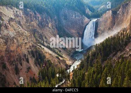 Luftaufnahme des Wasserfalls in Felsenschlucht Stockfoto