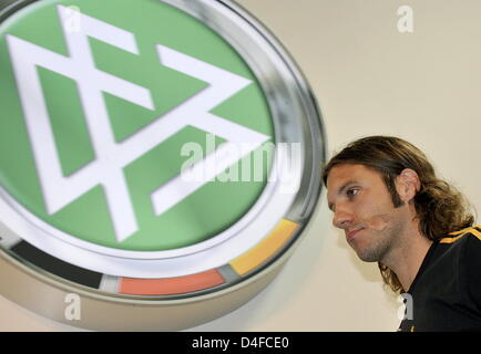 Deutsche Fußballer Torsten Frings lässt eine Pressekonferenz des deutschen Fußball-Nationalmannschaft in Tenero in der Nähe von Locarno, Schweiz, 27. Juni 2008.Foto: Peter Kneffel Dpa +++ ### #dpa### +++ Stockfoto