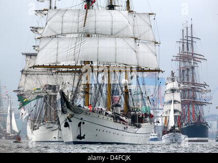 Deutsche Ausbildung Schiff "Gorch Fock" (vorne), russischen "Sedov" (R), brasilianische Schulschiff, die "Cisne Branco" und über hundert andere Traditionssegler und Museumsschiffe, sowie private Boote für die alteingesessenen Windjammer-Parade während der Kieler Woche auf der Kieler Förde ausziehen, Deutschland, 28. Juni 2008. Göteborg-Fähre ist im Hintergrund zu sehen. Mehr als 3,5 Millionen Besucher werden erwartet t Stockfoto