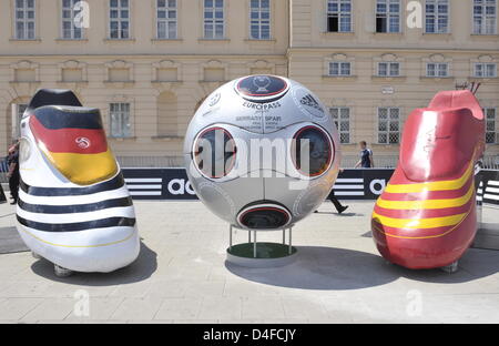 Der offizielle Spielball "Europass Gloria" um in der UEFA EURO 2008 zu verwendenden ist Finale in Wien, Österreich, 28. Juni 2008 vorgestellt. Deutschland und Spanien wird im Finale im Wiener Ernst Happel Stadium, am Sonntag, 29. Juni gegeneinander. Foto: Achim Scheidemann Stockfoto