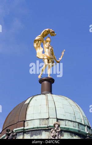 Goldene Skulptur auf die Kuppeln des neuen Palais. Sanssouci. Podsdam. Deutschland Stockfoto