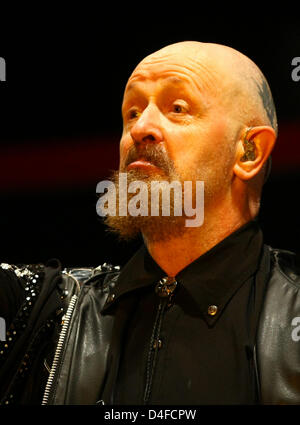 Rob Halford, Sänger der britischen Hardrock-Könige Judas Priest, führt auf dem "Bang Your Head!!!"-Festival in Balingen, Deutschland, 28. Juni 2008. Mehr als 15.000 Menschen versammelt, um die Open-Air-Konzerte am 10. Jahrestag des Festivals zu sehen. Foto: Marc Müller Stockfoto