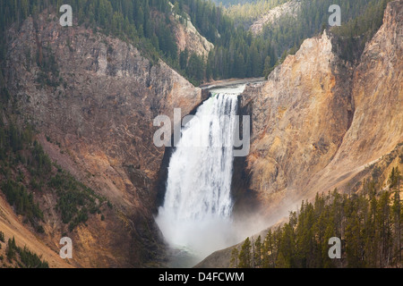 Luftaufnahme des Wasserfalls in Felsenschlucht Stockfoto