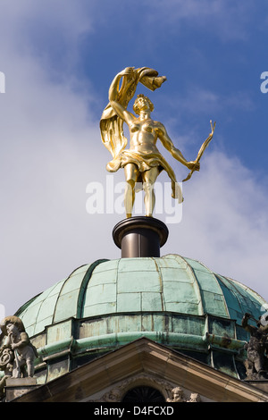 Goldene Skulptur auf die Kuppeln des neuen Palais. Sanssouci. Podsdam. Deutschland Stockfoto