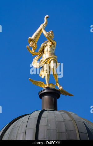 Goldene Skulptur auf die Kuppeln des neuen Palais. Sanssouci. Podsdam. Deutschland Stockfoto