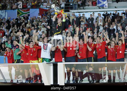 Iker Castillas Spaniens jubilates mit dem Cup nach der UEFA EURO 2008 Finale match zwischen Deutschland und Spanien im Ernst Happel Stadion in Wien, Österreich, 29. Juni 2008. Neue europäische Champion Spanien 0: 1 gewonnen. Foto: Ronald Wittek Dpa + Bitte beachten Sie die UEFA Einschränkungen besonders im Hinblick auf Dia-Shows und "No Mobile Services" + +++(c) Dpa - Bildfunk +++ Stockfoto