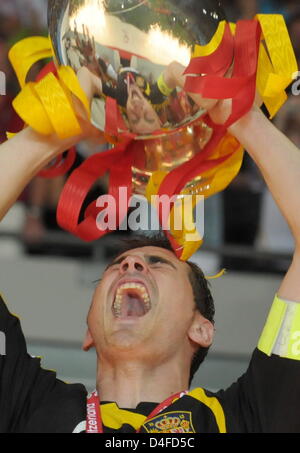 Iker Castillas Spaniens jubilates mit dem Cup nach der UEFA EURO 2008 Finale match zwischen Deutschland und Spanien im Ernst Happel Stadion in Wien, Österreich, 29. Juni 2008. Neue europäische Champion Spanien 0: 1 gewonnen. Foto: Achim Scheidemann Dpa + Bitte beachten Sie die UEFA Einschränkungen besonders im Hinblick auf Dia-Shows und "No Mobile Services" + +++(c) Dpa - Bildfunk +++ Stockfoto