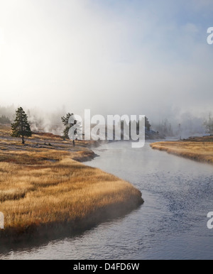 Fluss schlängelt sich durch die Landschaft im ländlichen Raum Stockfoto