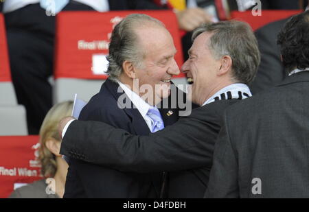 Spanische König Juan Carlos (l) wird während der UEFA EURO 2008 Finale zwischen Deutschland und Spanien im Ernst Happel Stadion in Wien, Österreich, 29. Juni 2008 von Bundespräsident Horst Köhler begrüßt. Foto: Peter Kneffel Dpa +++ ### #dpa### +++ Stockfoto