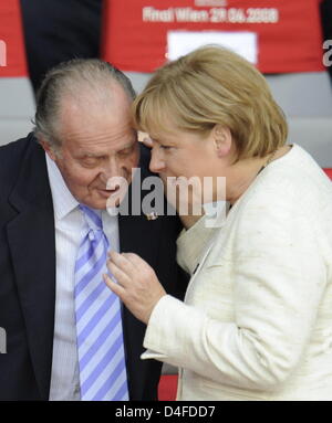 Spanische König Juan Carlos (l) begrüßt Bundeskanzlerin Angela Merkel während der UEFA EURO 2008 Finale zwischen Deutschland und Spanien im Ernst Happel Stadion in Wien, Österreich, 29. Juni 2008. Foto: Peter Kneffel Dpa +++ ### #dpa### +++ Stockfoto