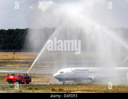 Flughafenfeuerwehr Berlin Tegel begrüßt die "Lufthansa" Ebene bringt die deutsche Fußball-Nationalmannschaft nach Hause mit Wasserfontänen am Flughafen Berlin Tegel, Deutschland, 30. Juni 2008. Der Vize Meister erhalten Sie von Tausenden Fans am Brandenburger Tor in Berlin. Foto: WOLFGANG KUMM Stockfoto