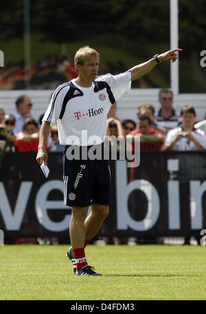 Juergen Klinsmann, neuer Cheftrainer des FC Bayern München, Gesten während des Vereins ersten Training vor der Saison 2008/2009 in München, 30. Juni 2008. Foto: Andreas Gebert Stockfoto