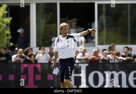 Juergen Klinsmann, neuer Cheftrainer des FC Bayern München, Gesten während des Vereins ersten Training vor der Saison 2008/2009 in München, 30. Juni 2008. Foto: Andreas Gebert Stockfoto