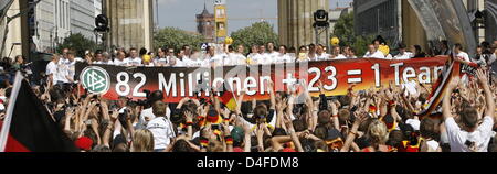 Mit Einem Langen Banner Mit der Aufschrift 82 Millionen + 23 = 1 Team "Bedankt Sich Die Deutsche Fußball-Nationalmannschaf bin Montag (30.06.2008) Auf der Fanmeile Vor Dem Brandenburger Tor in Berlin Bei Den Fans. Bin Vergangenen Sonntag Verlor Das Team Im Endspiel der Fußball-Europameisterschaft Gegen Spanien Mit 1:0. Foto: Rainer Jensen Dpa/Lbn +++ ### #dpa### +++ Stockfoto