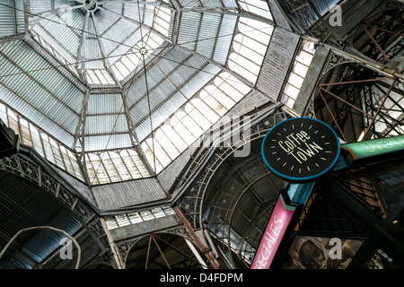 BUENOS AIRES - ca. NOVEMBER 2012: Kuppel des berühmten San Telmo Markt, gegründet 1897, ca. November 2012. Die Stadt ist ein sehr beliebtes Touristenziel mit über 2,5 Millionen jährlichen Besucher und eine Top-Destination von Travel + Leisure Magazine benannt. Stockfoto