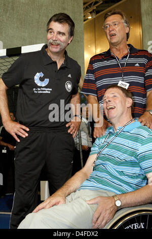 Headcoach der deutschen Handball Nationalmannschaft Heiner Brand (L) spricht mit ehemaligen Handballer Kurt Kluehspiess (R) und Joachim Deckarm (vorn) bei einem Foto-Shooting bei Sports Bekleidung Hersteller Adidas in Herzogenaurach, Deutschland, 1. Juli 2008. Die Herren- und Damen Sqauds präsentiert ihre Outfits für die Olympischen Spiele 2008 in Peking. Foto: Daniel Karmann Stockfoto