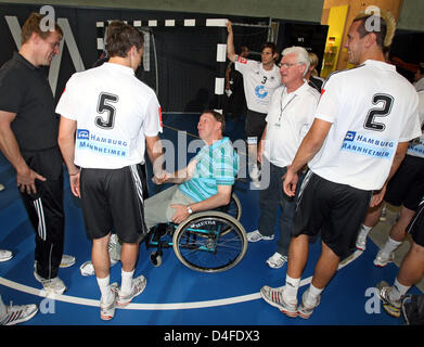 Ehemalige Handballer Joachim Deckarm (C) empfängt Handball-Nationalspieler bei einem Foto-Shooting bei Sport Bekleidung Hersteller Adidas in Herzogenaurach, Deutschland, 1. Juli 2008. Die Herren- und Damen Mannschaften präsentiert ihre Outfits für die Olympischen Spiele 2008 in Peking. Foto: Karl-Josef Hildenbrand Stockfoto