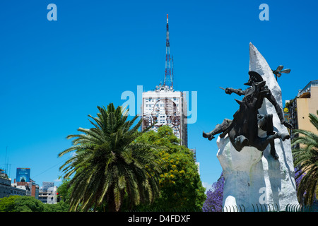 BUENOS AIRES - ca. NOVEMBER 2012: Ansicht des Denkmal für El Quijote, in 9 de Julio Avenue ca. November 2012. Diese Allee ist bekannt, dass die breiteste Straße der Welt, überqueren die Stadt Stadtzentren ist weg von Tausenden von Arbeitern jeden Tag. Stockfoto