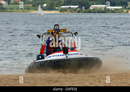 Ein Luftkissenfahrzeug der Wasser-Rettung-Abteilung des Deutschen Roten Kreuzes ("Deutsches Rotes Kreuz" (DRK)) gesehen auf See "Brombachsee" in Pleinfeld, Deutschland, 21. Juni 2008. Luftkissenfahrzeuge können im Wasser, im Eis und auf dem Land verwendet werden. Die Abteilung feiert sein 125-jähriges bestehen. Foto: DANIEL KARMANN Stockfoto