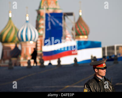 Das Bild zeigt einen Polizisten auf Patrouille vor der Militärparade auf dem Roten Platz in Moskau, 8. Mai 2008. Foto: Bjoern Steinz Stockfoto