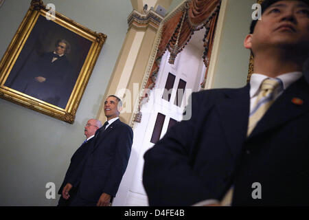 Begleitet von Sergeant At Arms von Vereinigte Staaten Senat Terrance Gainer (L), lässt US-Präsident Barack Obama nach einem Treffen mit Mitgliedern des Senats demokratischen Caucus in Mansfield-Raum auf dem US-Kapitol 12. März 2013 in Washington, DC. Mit der Steuerreform wird Ausgabenkürzungen, Reglementierung von Waffenbesitz und Einwanderung auf der Tagesordnung, Obama vier Sitzungen an drei Tagen dieser Woche mit republikanischen und demokratischen Mitglieder des Kongresses auf dem US-Kapitol halten. . Bildnachweis: Chip Somodevilla / Pool über CNP Stockfoto