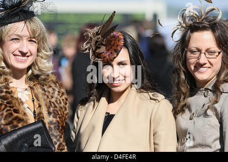 13.03.2013 Cheltenham, England. Damen verkleiden sich am zweiten Tag (Damentag) von Cheltenham National Hunt Festival. Stockfoto