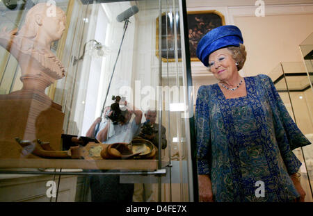 Königin Beatrix der Niederlande besucht die Ausstellung auf ihrer Urgroßmutter, Prinzessin Emma von Waldeck und Pyrmont, Schloss der Kurfürst Prince ("Kurfuerstliches Schloss") in Bad Arolsen, Deutschland, 3. Juli 2008. Foto: FRANK Mai Stockfoto