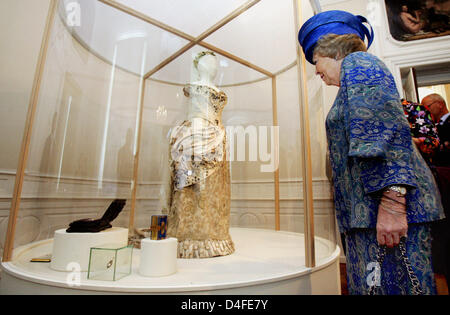 Königin Beatrix der Niederlande besucht die Ausstellung auf ihrer Urgroßmutter, Prinzessin Emma von Waldeck und Pyrmont, Schloss der Kurfürst Prince ("Kurfuerstliches Schloss") in Bad Arolsen, Deutschland, 3. Juli 2008. Foto: FRANK Mai Stockfoto