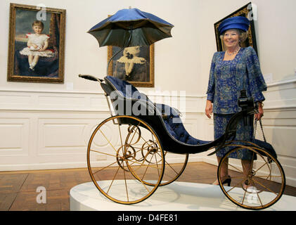 Königin Beatrix der Niederlande besucht die Ausstellung auf ihrer Urgroßmutter, Prinzessin Emma von Waldeck und Pyrmont, Schloss der Kurfürst Prince ("Kurfuerstliches Schloss") in Bad Arolsen, Deutschland, 3. Juli 2008. Foto: FRANK Mai Stockfoto