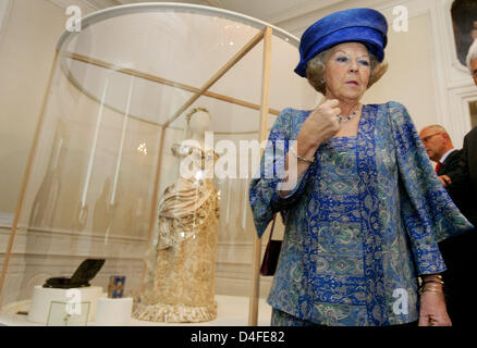 Königin Beatrix der Niederlande besucht die Ausstellung auf ihrer Urgroßmutter, Prinzessin Emma von Waldeck und Pyrmont, Schloss der Kurfürst Prince ("Kurfuerstliches Schloss") in Bad Arolsen, Deutschland, 3. Juli 2008. Foto: FRANK Mai Stockfoto