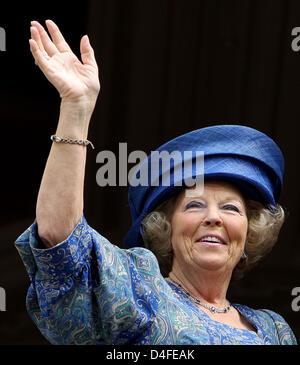 Königin Beatrix der Niederlande winkt der Menschenmenge vor der Abreise aus der Kurfürst Prinz Burg ("Kurfuerstliches Schloss") in Bad Arolsen, Deutschland, 3. Juli 2008. Sie besuchten eine Ausstellung über ihre Urgroßmutter, Prinzessin Emma von Waldeck und Pyrmont, auf der Burg. Foto: FRANK Mai Stockfoto