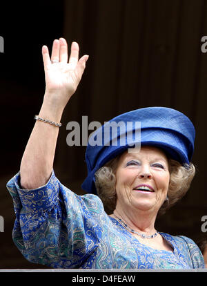 Königin Beatrix der Niederlande winkt der Menschenmenge vor der Abreise aus der Kurfürst Prinz Burg ("Kurfuerstliches Schloss") in Bad Arolsen, Deutschland, 3. Juli 2008. Sie besuchten eine Ausstellung über ihre Urgroßmutter, Prinzessin Emma von Waldeck und Pyrmont, auf der Burg. Foto: FRANK Mai Stockfoto