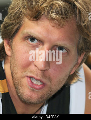 Deutsche Basketball-Superstar Dirk Nowitzki ist während einer Ausbildung in der deutschen Basketball-Nationalmannschaft in Bamberg, Deutschland, 3. Juli 2008 abgebildet. Foto: Marcus Führer Stockfoto