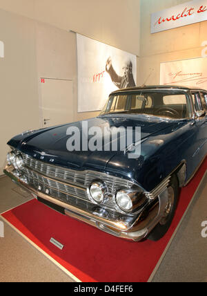 Besucher schauen Sie sich die gepanzerten ZIL 111 G von Nikita Khrushchev in der Sonderausstellung "Macht und Pracht - Staat Kutschen in der August-Horch-Museum" in Zwickau, Deutschland, 4. Juli 2008. Die Ausstellung läuft bis Mitte Oktober 2008. Foto: WOLFGANG THIEME Stockfoto