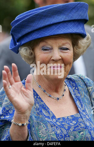 Königin Beatrix der Niederlande winkt die Massen außerhalb der Kurfürst Prinz Burg ("Kurfuerstliches Schloss") in Bad Arolsen, Deutschland, 3. Juli 2008. Sie besuchten eine Ausstellung über ihre Urgroßmutter, Prinzessin Emma von Waldeck und Pyrmont, auf der Burg. Foto: FRANK Mai Stockfoto