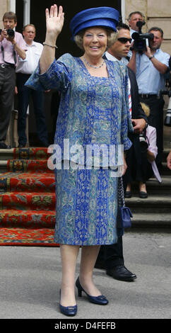 Königin Beatrix der Niederlande winkt die Massen außerhalb der Kurfürst Prinz Burg ("Kurfuerstliches Schloss") in Bad Arolsen, Deutschland, 3. Juli 2008. Sie besuchten eine Ausstellung über ihre Urgroßmutter, Prinzessin Emma von Waldeck und Pyrmont, auf der Burg. Foto: FRANK Mai Stockfoto