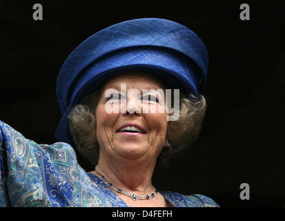 Königin Beatrix der Niederlande winkt die Massen außerhalb der Kurfürst Prinz Burg ("Kurfuerstliches Schloss") in Bad Arolsen, Deutschland, 3. Juli 2008. Sie besuchten eine Ausstellung über ihre Urgroßmutter, Prinzessin Emma von Waldeck und Pyrmont, auf der Burg. Foto: Albert Nieboer (Niederlande) Stockfoto