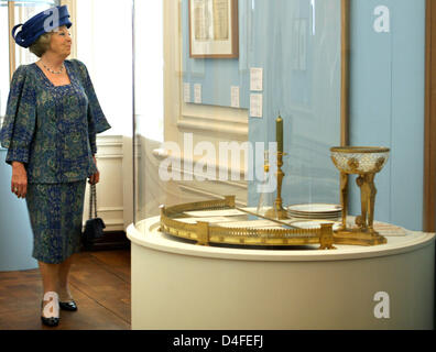 Königin Beatrix der Niederlande besucht das Schloss Kurfürst Prinzen ("Kurfuerstliches Schloss") in Bad Arolsen, Deutschland, 3. Juli 2008, wo eine Ausstellung über ihre Urgroßmutter, Königin der Niederlande und Prinzessin Emma von Waldeck und Pyrmont (1858 – 1934), auf dem Display anlässlich ihres 150. Geburtstages war. Foto: Patrick van Katwijk Stockfoto